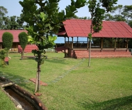 Saung-Depan-Lapangan-Bola